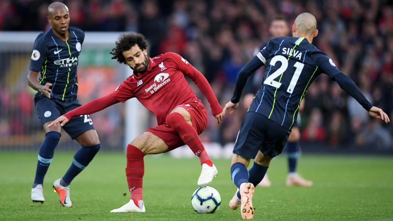Мохамед Салах против Давида Силвы в домашнем матче «Ливерпуля» против «Манчестера Сити» (0:0)