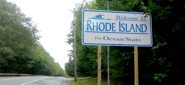 Rhode перевод. Рходе Исланд. Rhode Island табличка. Род Айленд символы. Штат род Айленд табличка.