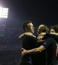 Игроки сборной Хорватии празднуют гол в домашнем матче против Испании (3:2)