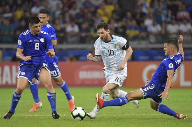 Фото с матча Аргентина 1:1 Парагвай