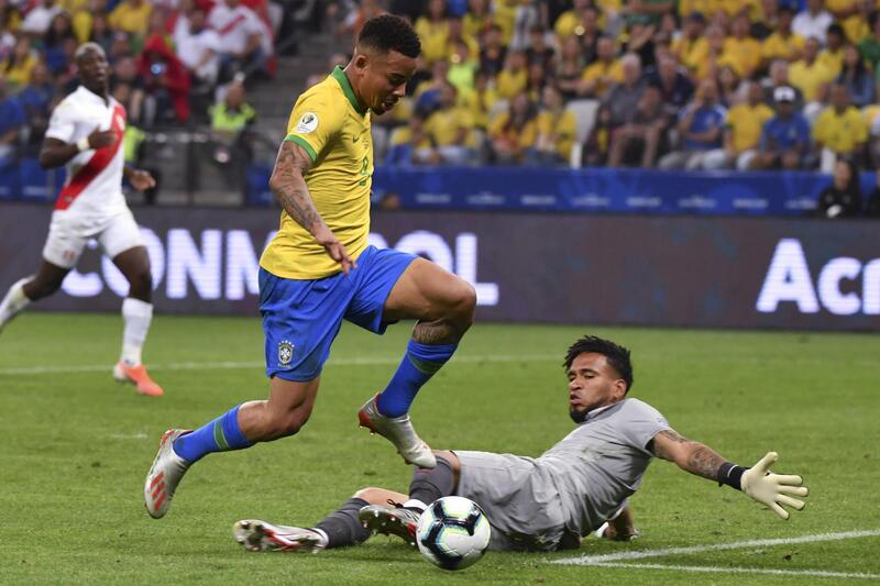 Фото с матча Перу 0:5 Бразилия